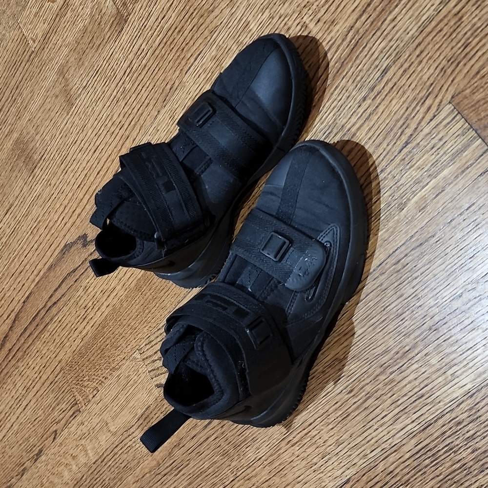 Nike basketball shoes EUC size 3.5Y